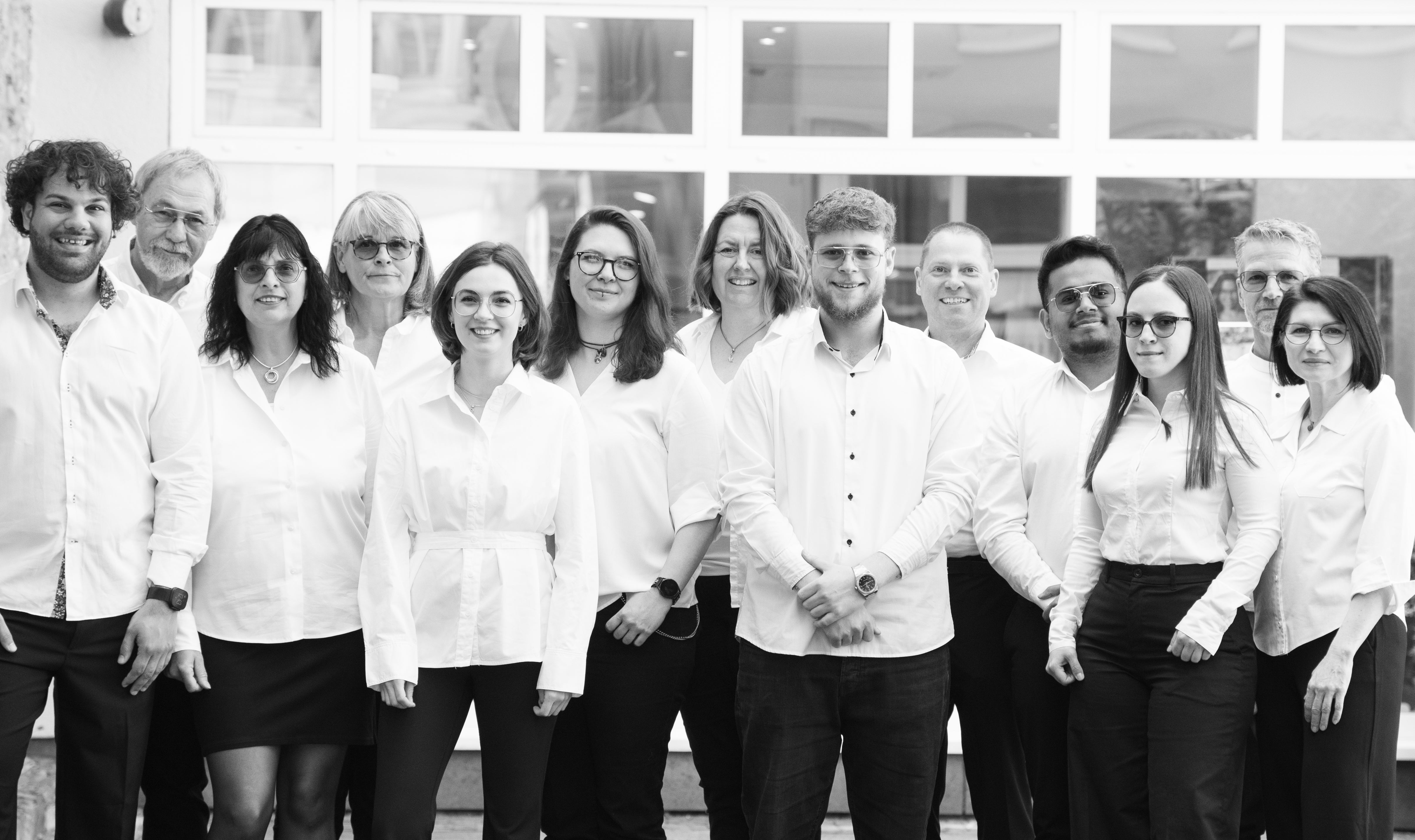 Teamfoto_Neuhaus_quer-schwarz-weiss