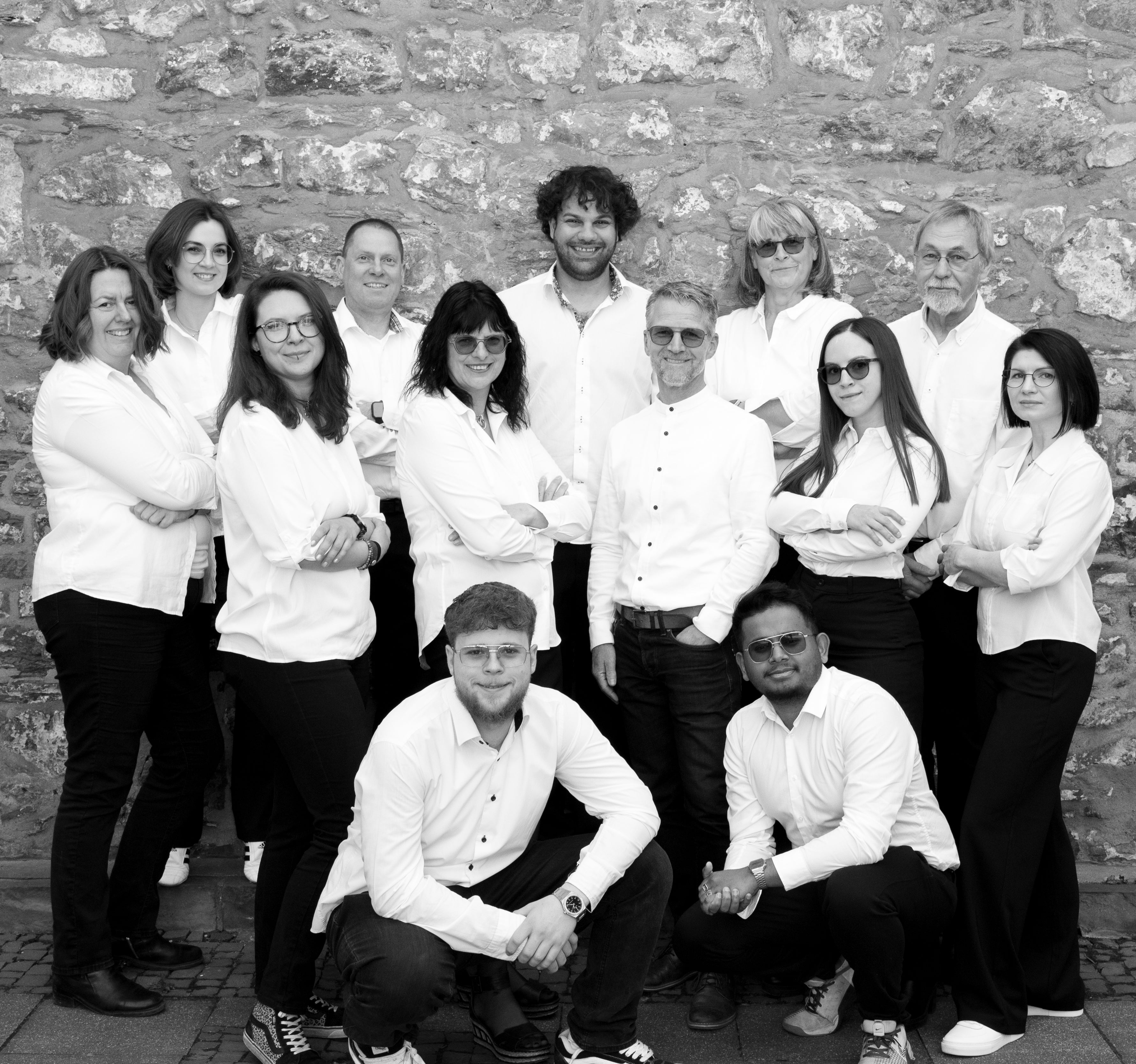 Teamfoto_Neuhaus_schwarz_weiss_quadratisch_Ratingen_Optik_Neuhaus