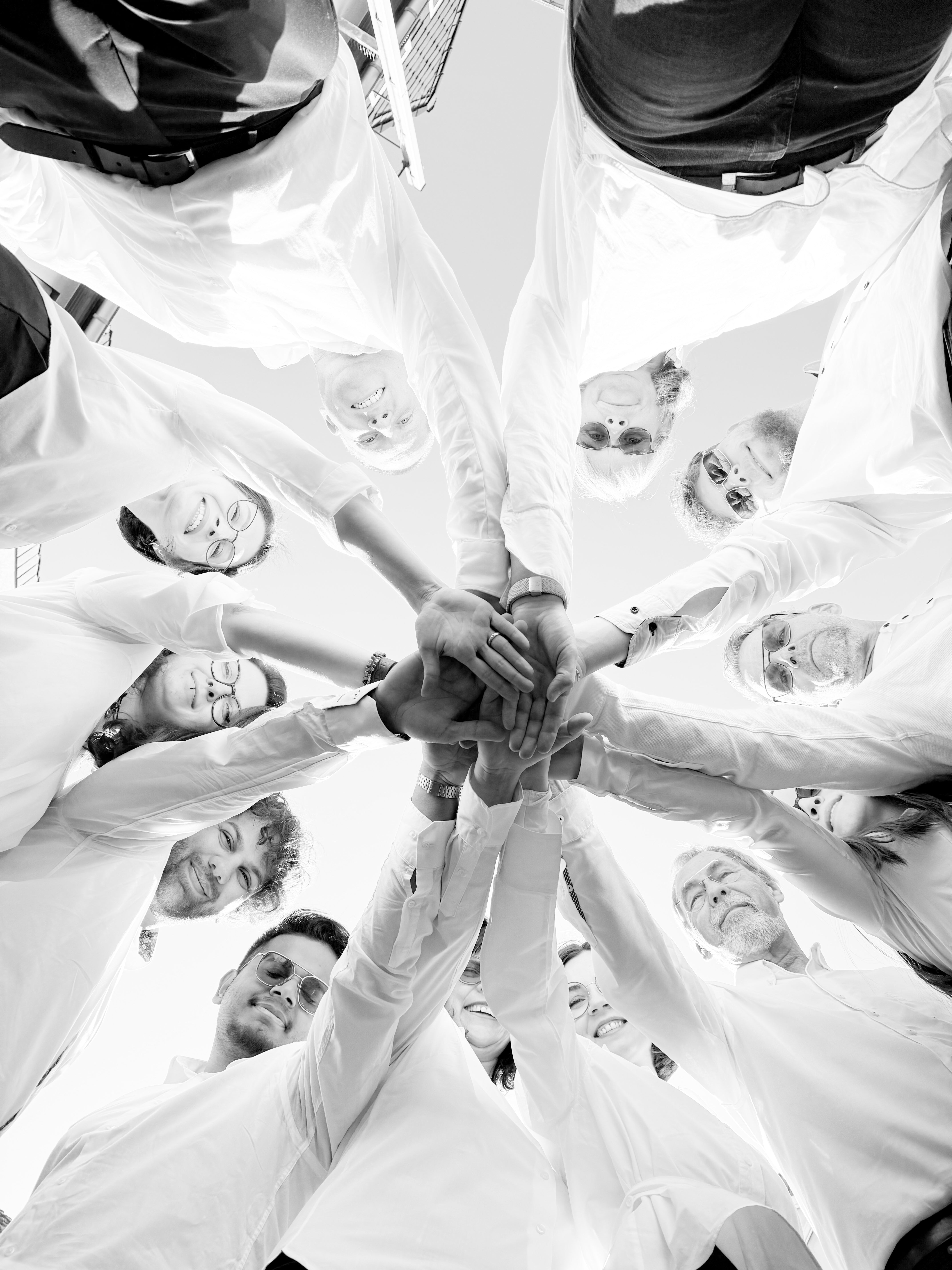 Teamfoto__Hände_Optik_Neuhaus_hell