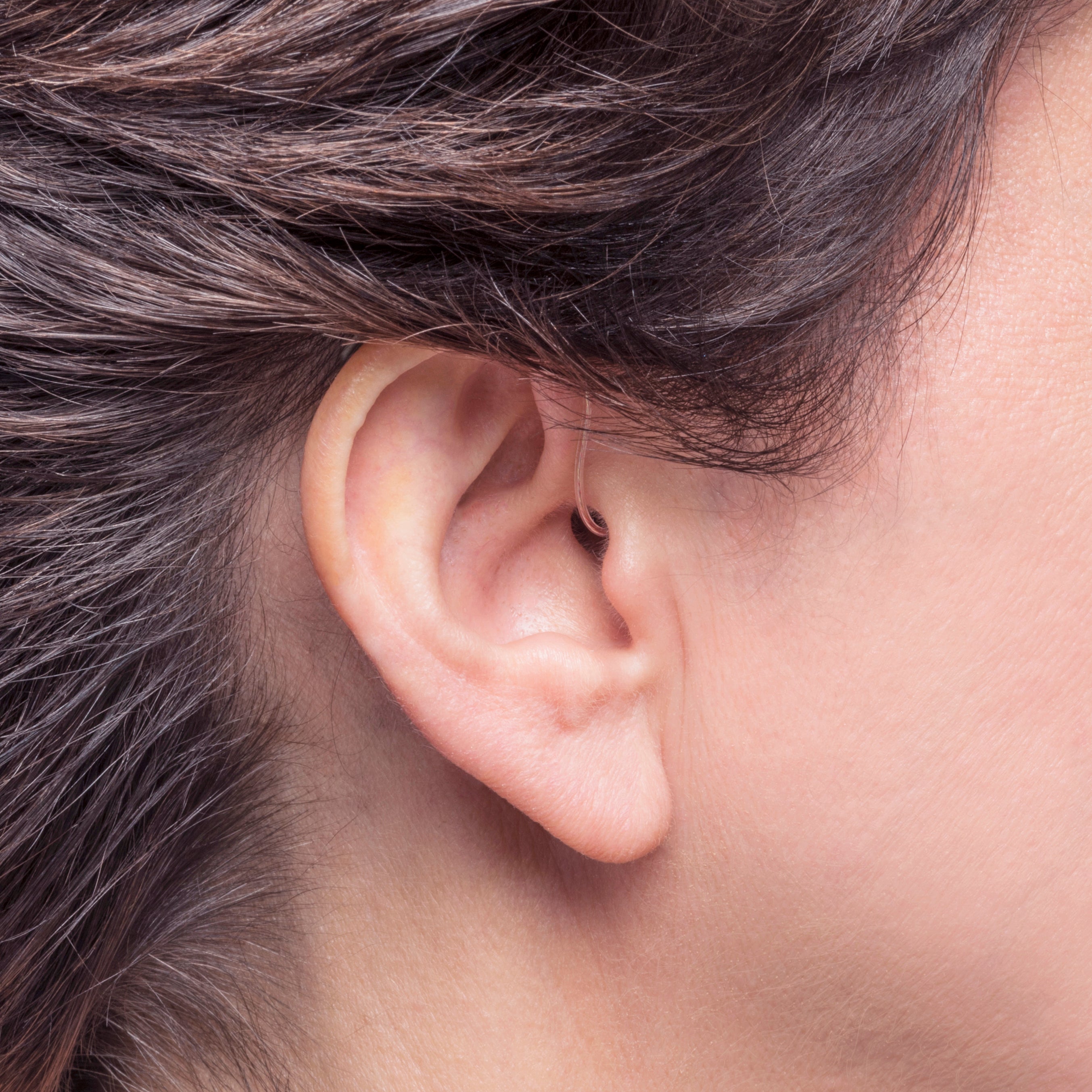 rechtes Ohr mit HinterOhrGerät_Neuhaus_hören+sehen